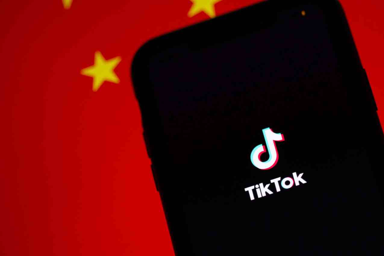 La aplicación TikTok delante de una bandera china.