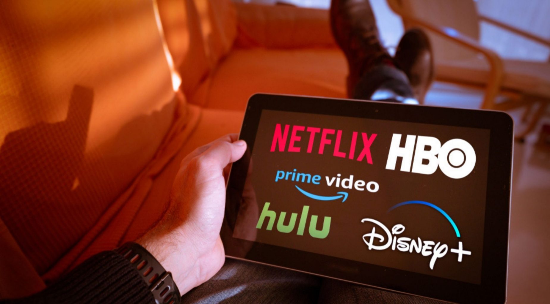 logotipos de netflix, hbo, prime video, hulu y disney+ en una tableta
